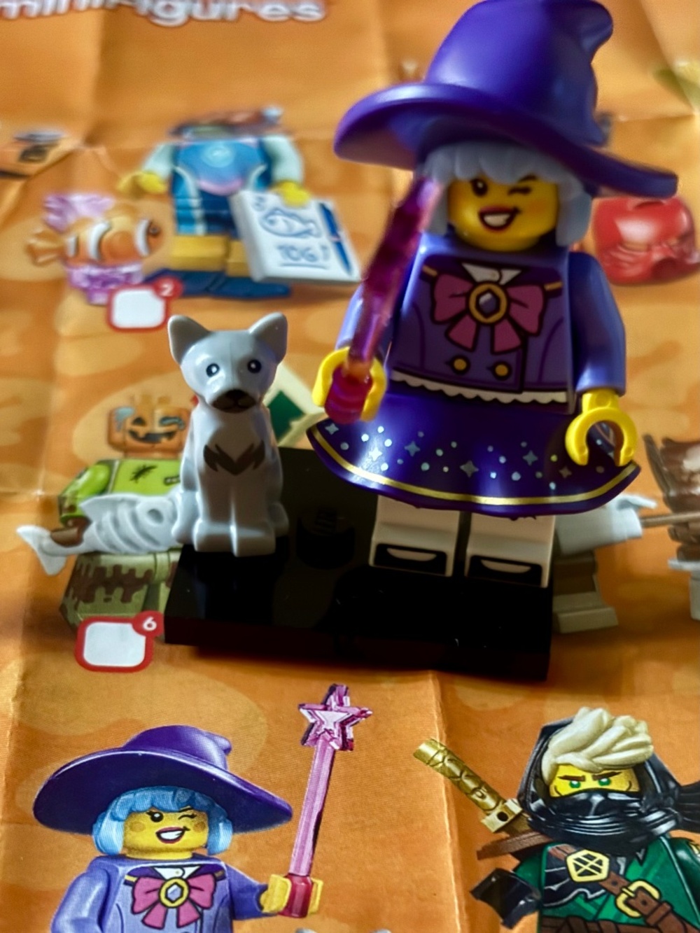 LEGO SERIES 29 "Cute Witch" col29-10 LIKE NEW! With stand. pamphlet & accessorie